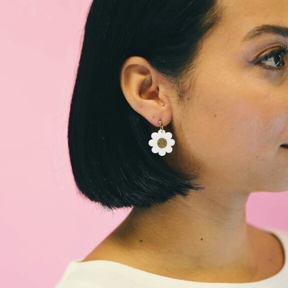 Boucles d'oreilles pendantes fleurs rétros blanches "lucette" - studio annette
