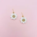 Boucles d'oreilles pendantes fleurs rétros blanches "lucette" - studio annette