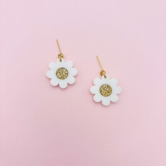 Boucles d'oreilles pendantes fleurs rétros blanches "lucette"