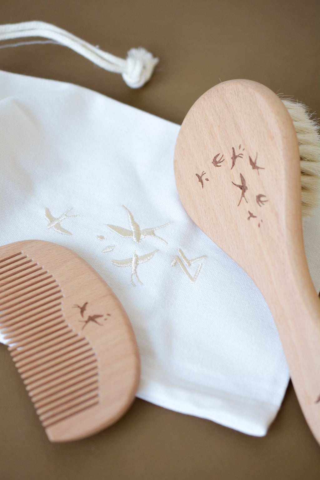 Brosse et peigne en bois bébé hirondelles - zakuw