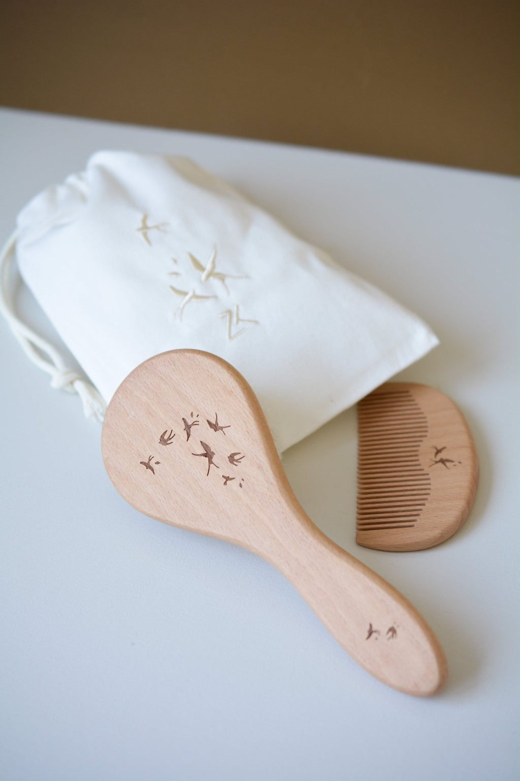 Brosse et peigne en bois bébé hirondelles - zakuw
