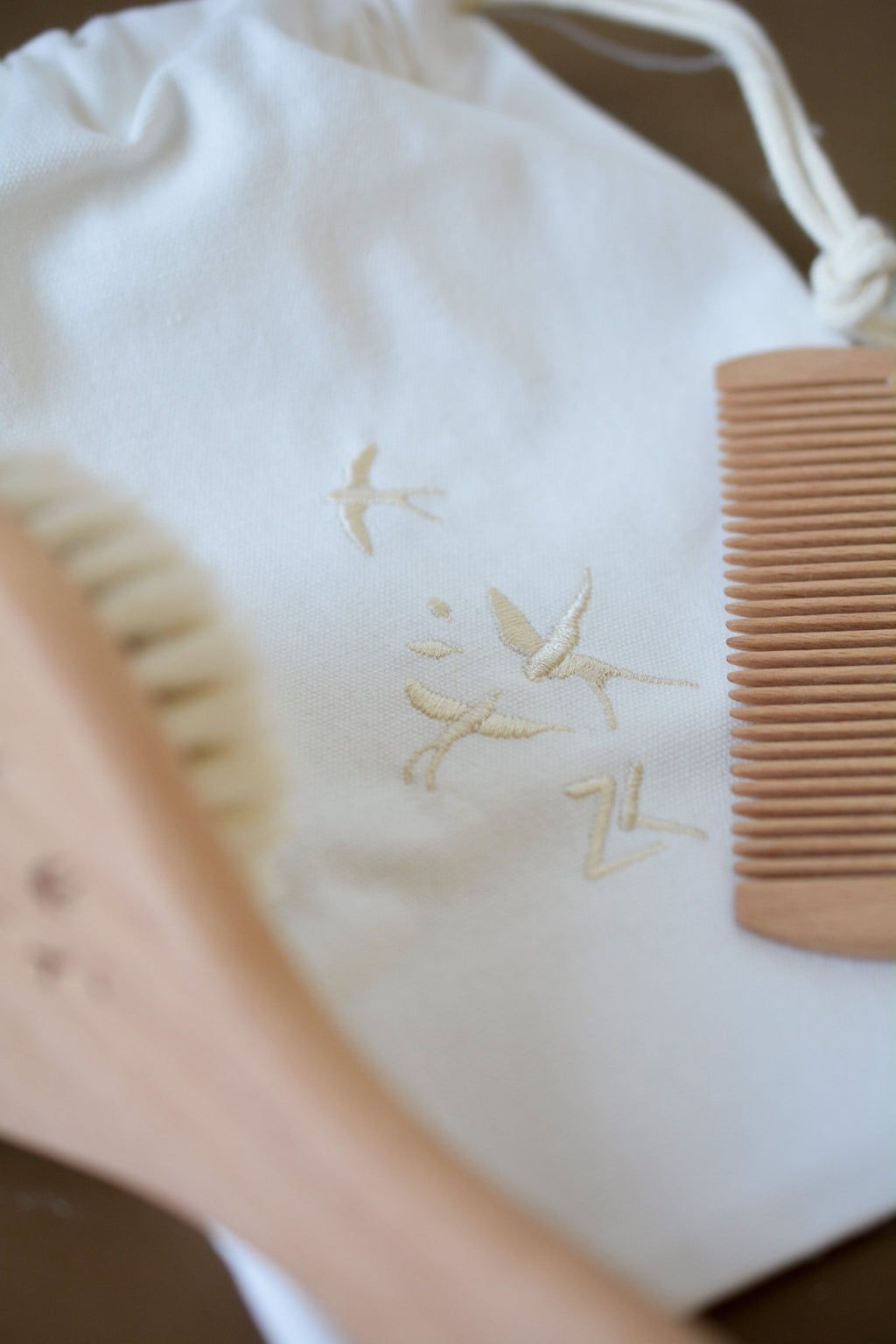 Brosse et peigne en bois bébé hirondelles - zakuw
