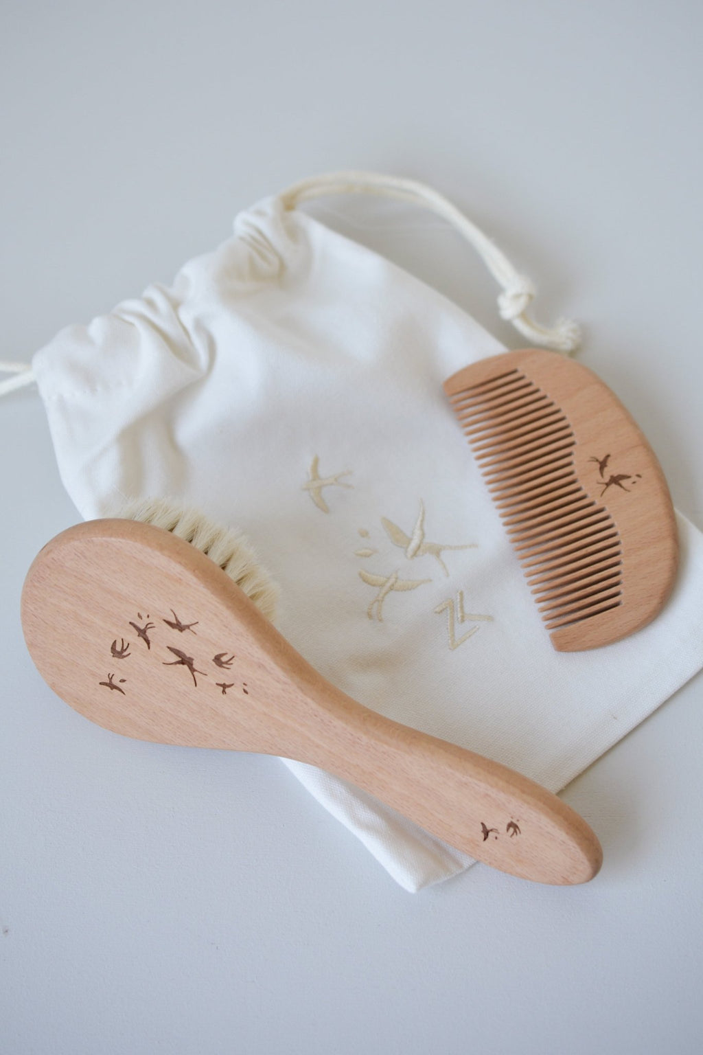 Brosse et peigne en bois bébé hirondelles - zakuw