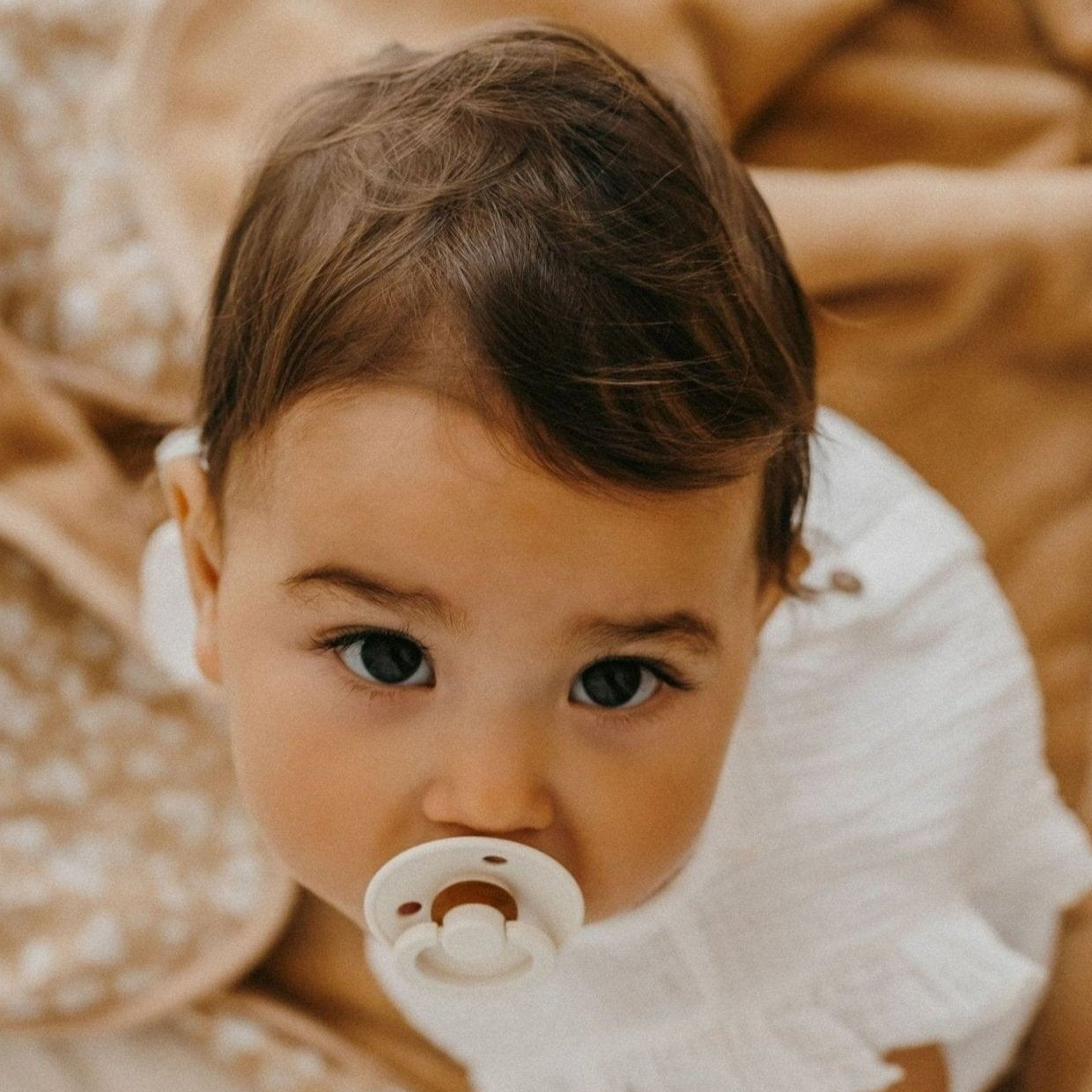 Bébé avec une tétine - Bien-être et univers enfant Lili Margaret