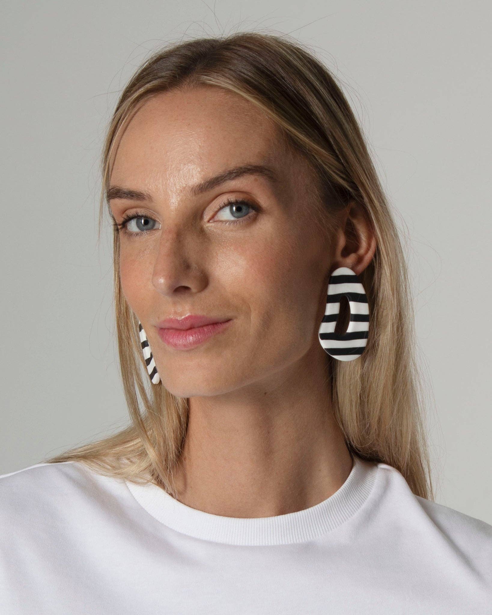 Boucles d’oreilles rayées noir et écru-Delarosa Studio-