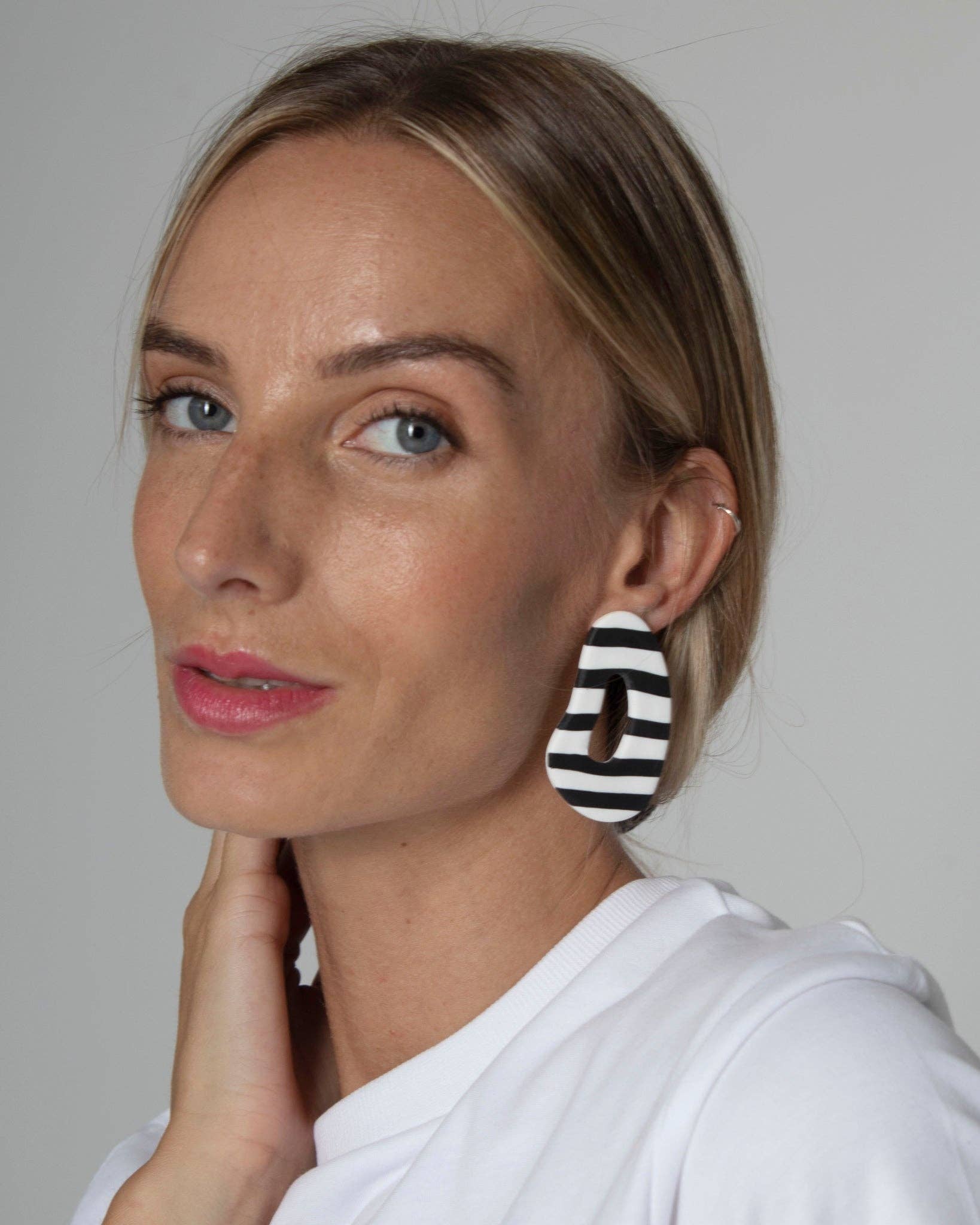 Boucles d’oreilles rayées noir et écru-Delarosa Studio-