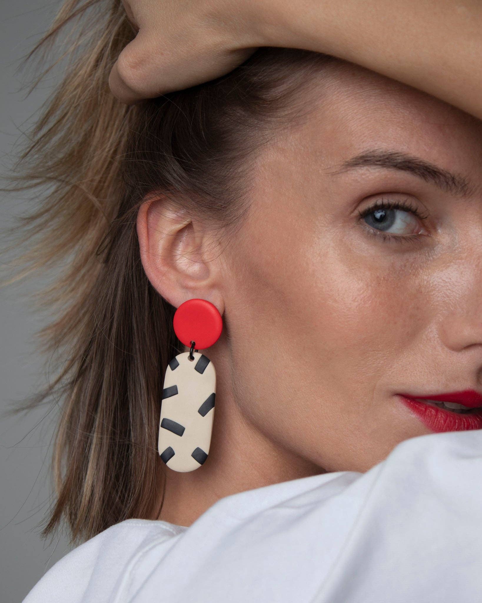 Boucles d’oreilles rouges graphiques écru et noir-Delarosa Studio-