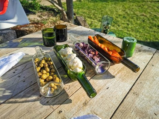 Demi - plate bouteille vin recyclée verte - design artisanal plates & culotées