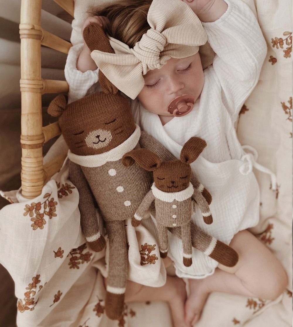 Doudou en laine fait main lapin combinaison avoine - main sauvage