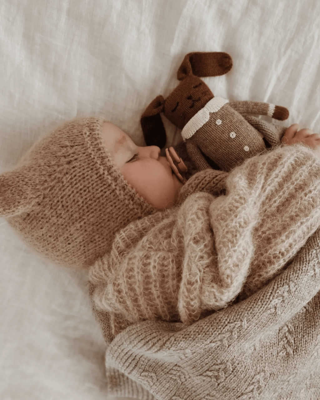 Doudou en laine fait main lapin combinaison avoine - main sauvage