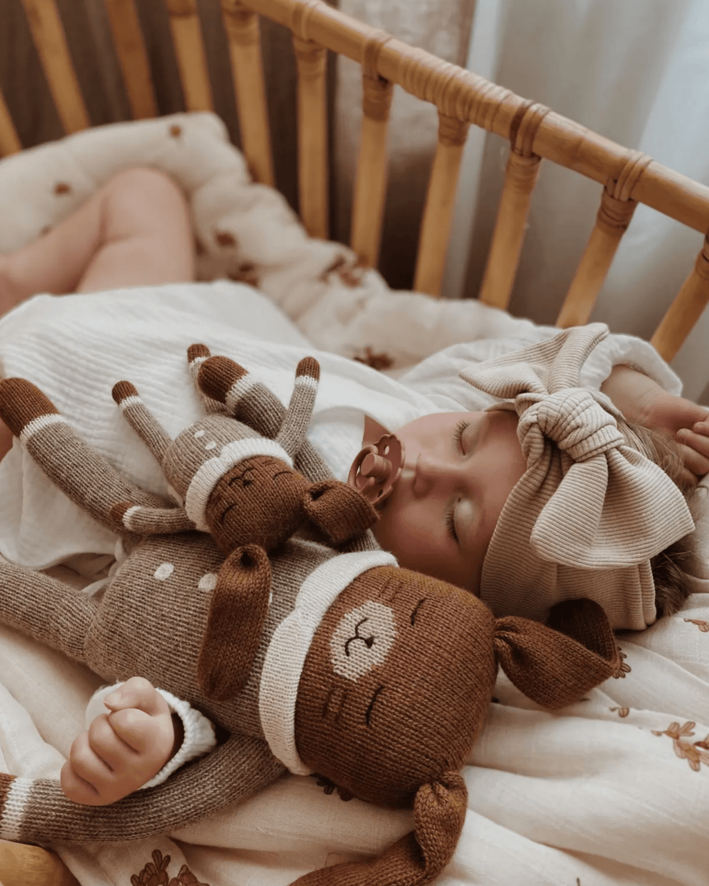 Doudou en laine fait main lapin combinaison avoine - main sauvage
