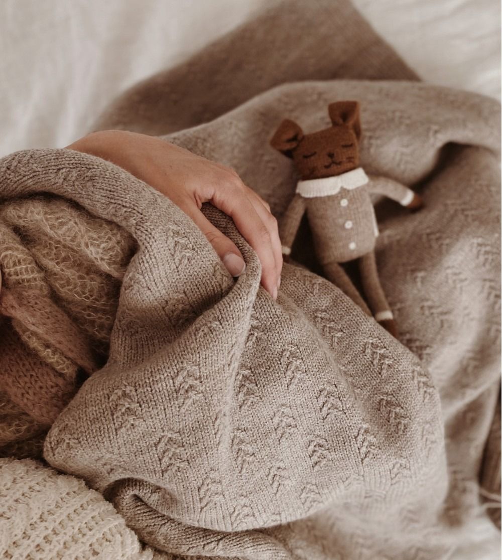 Doudou en laine fait main lapin combinaison avoine - main sauvage