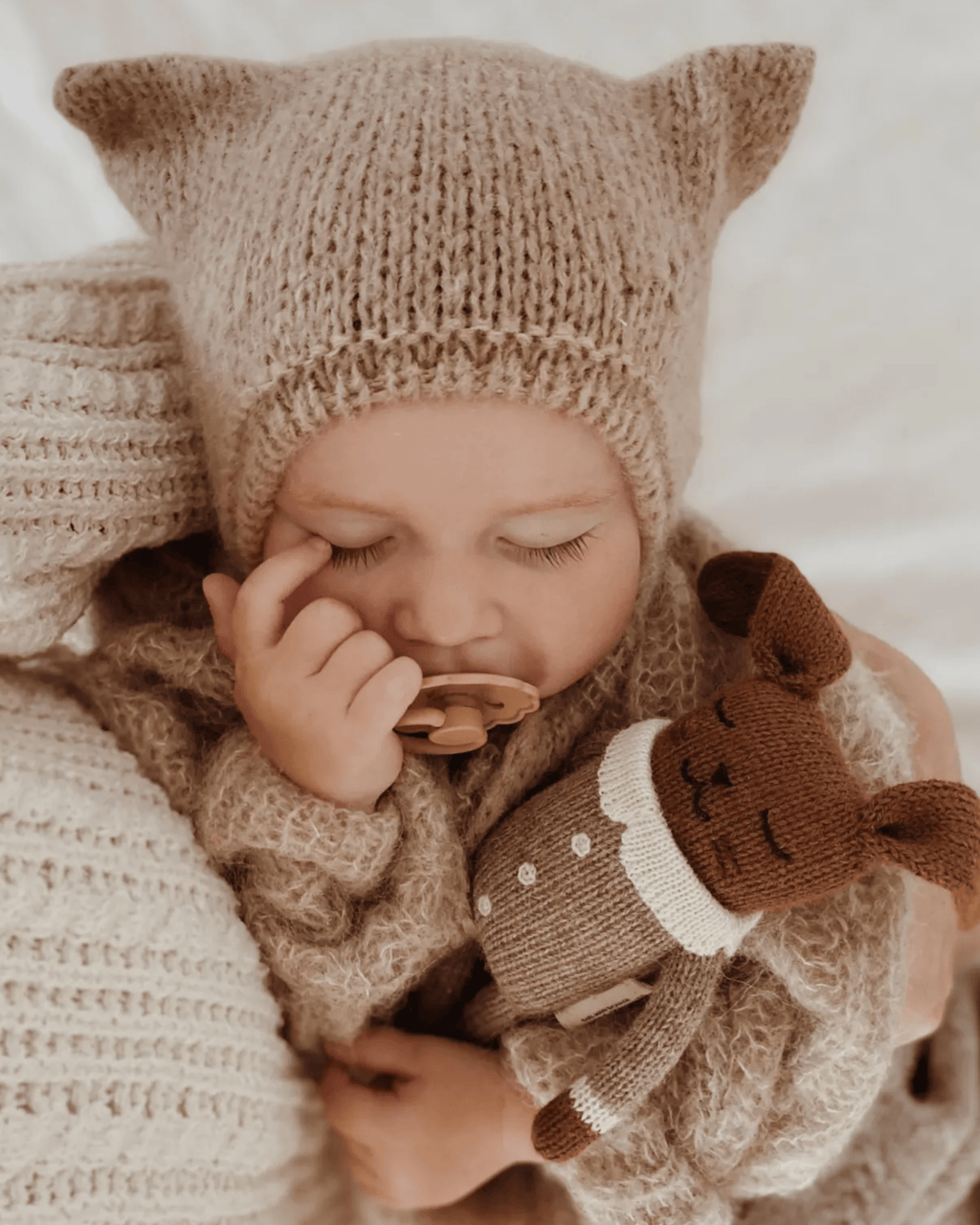 Doudou en laine fait main lapin combinaison avoine - main sauvage