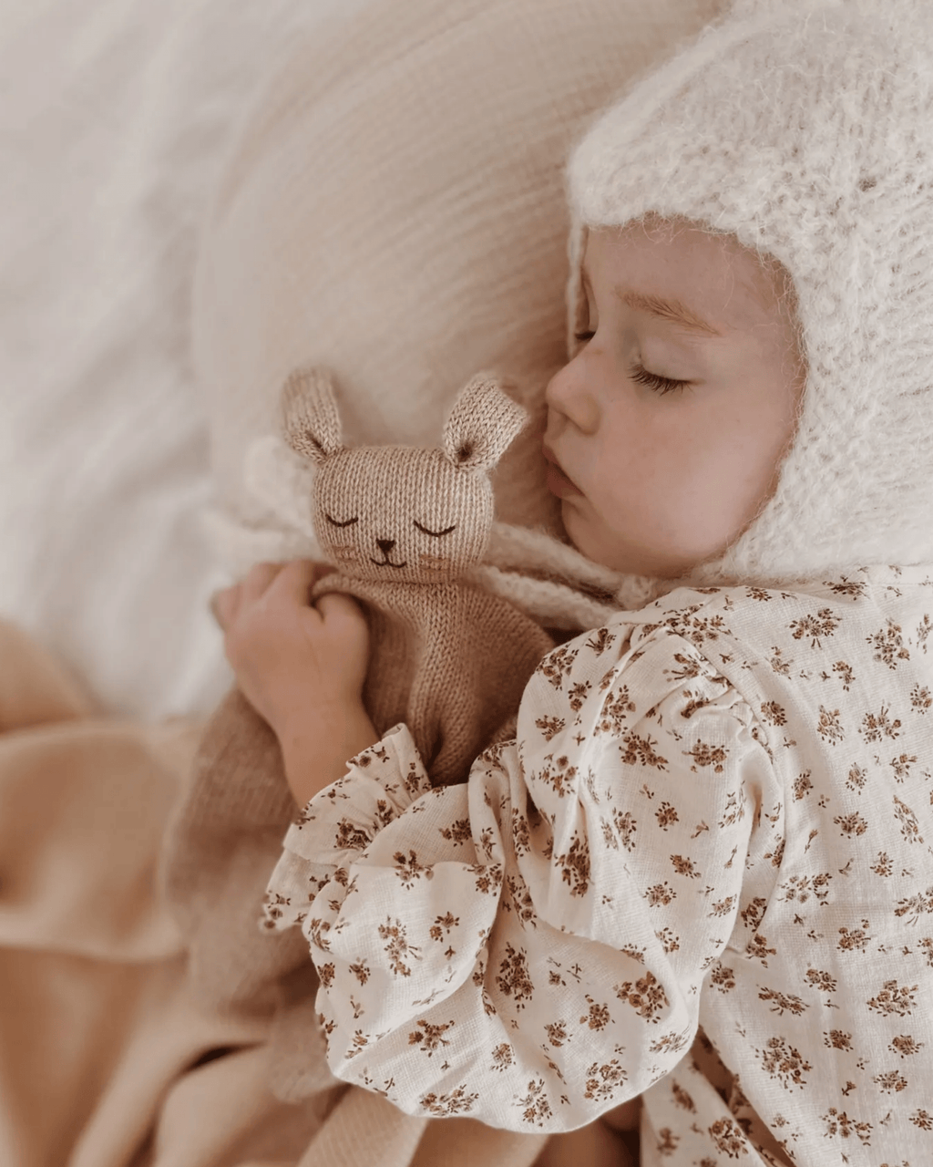 Doudou en laine fait main lapin sable - main sauvage