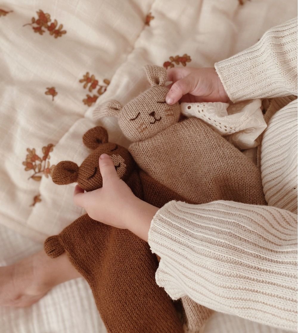Doudou en laine fait main lapin sable - main sauvage