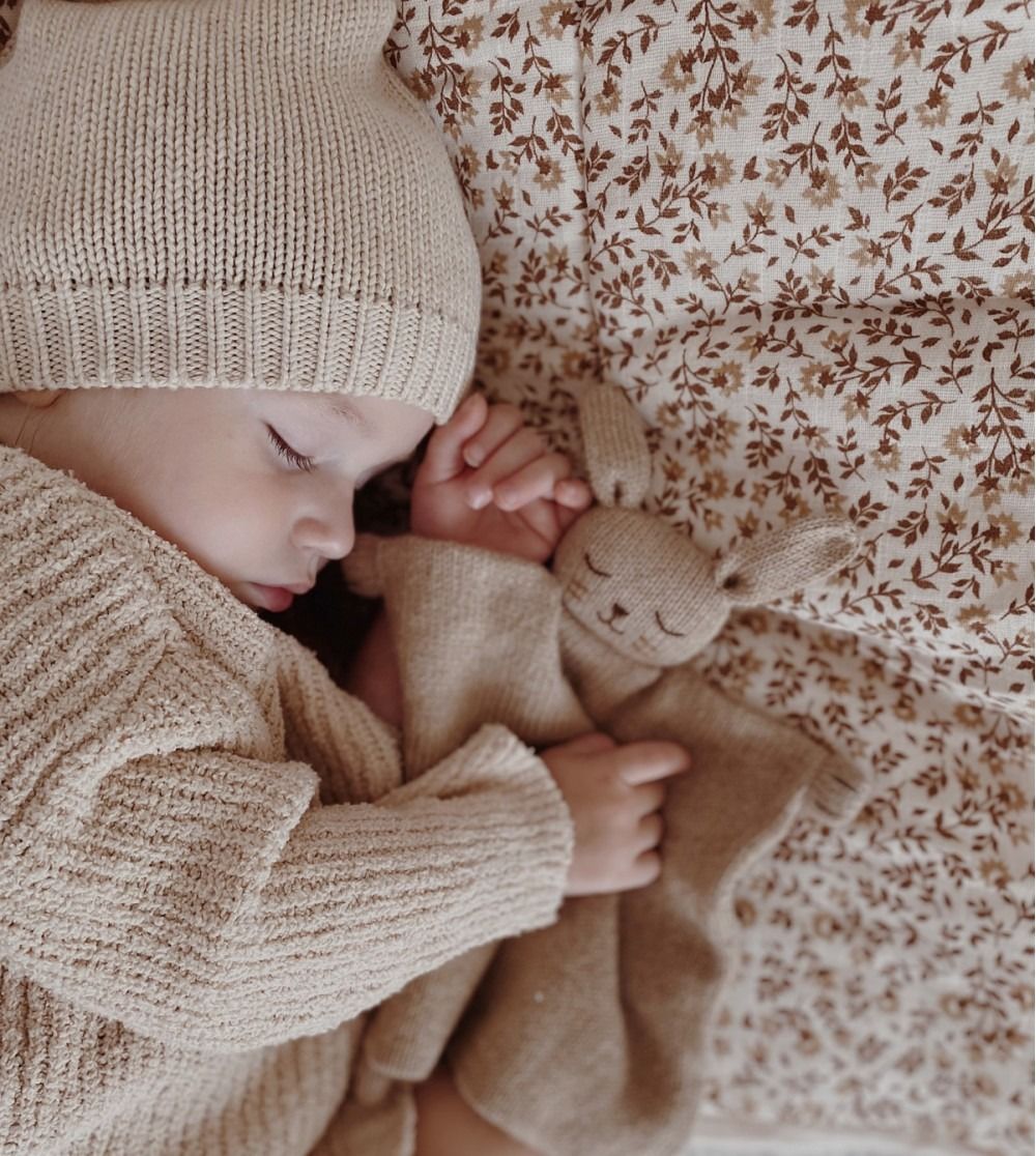 Doudou en laine fait main lapin sable - main sauvage