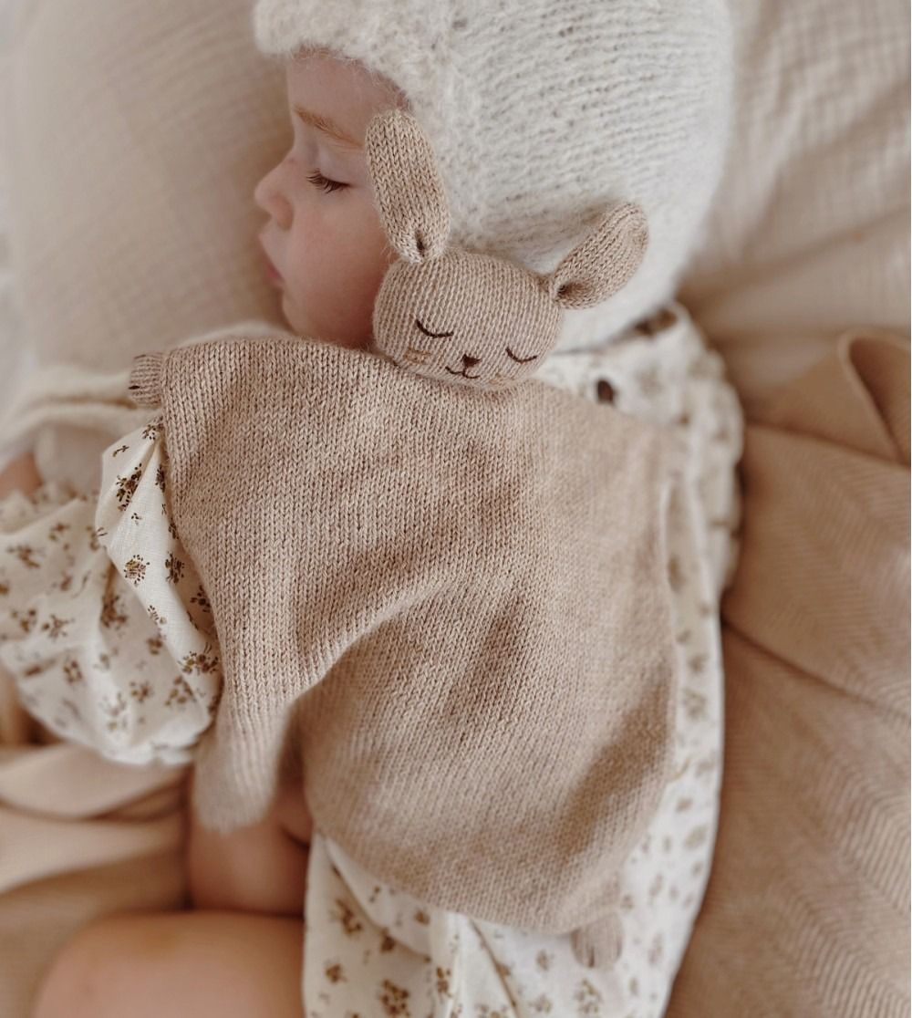 Doudou en laine fait main lapin sable - main sauvage