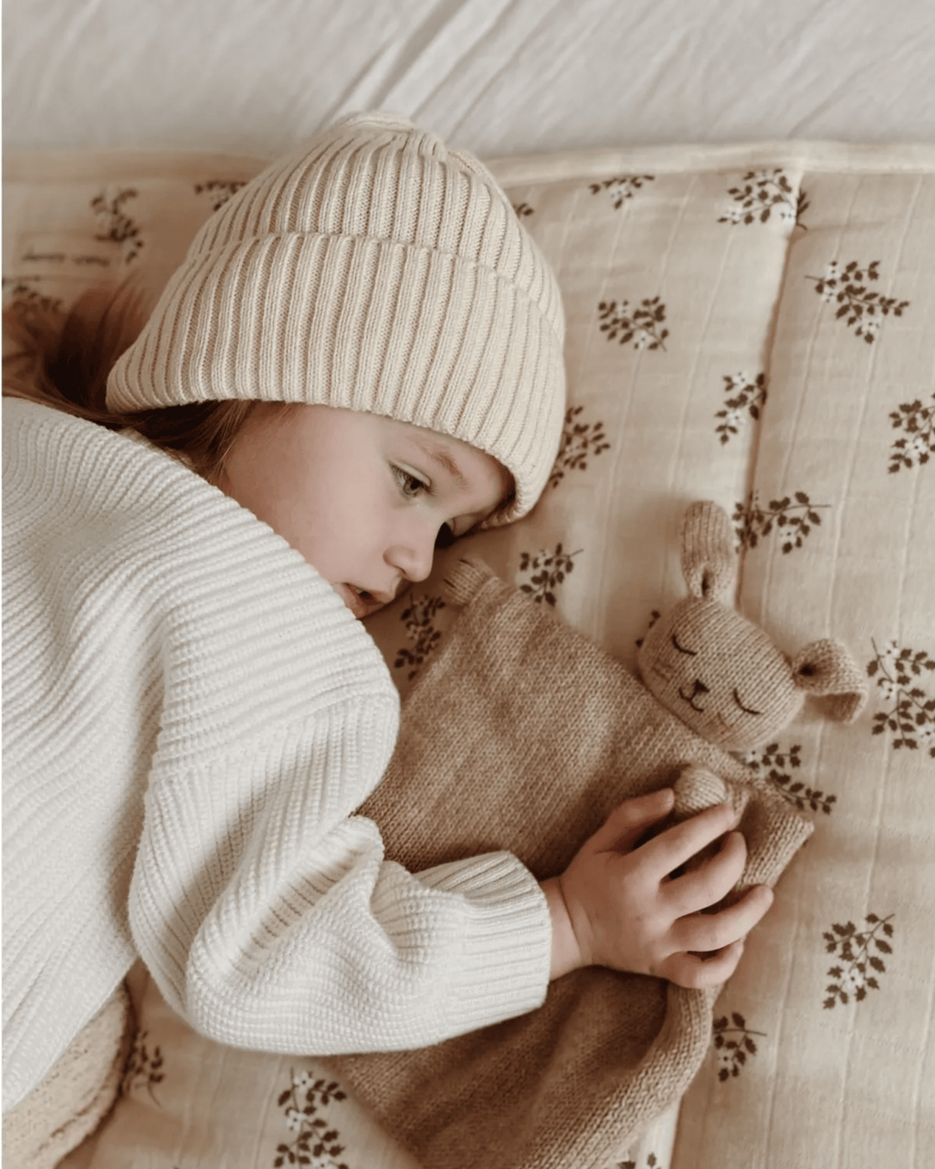 Doudou en laine fait main lapin sable - main sauvage
