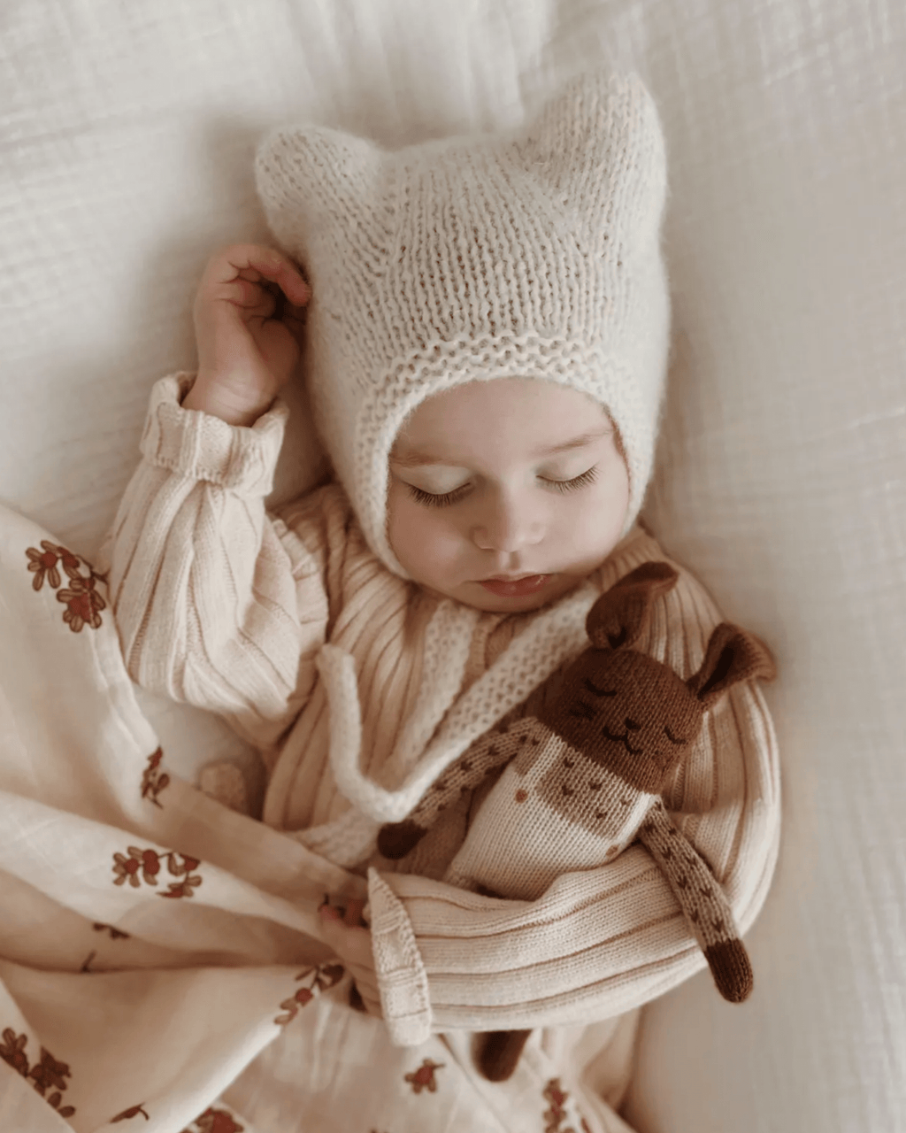 Doudou en laine fait main lapin salopette écrue - main sauvage