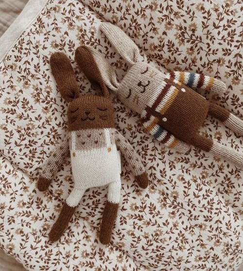 Doudou en laine fait main lapin salopette écrue - main sauvage