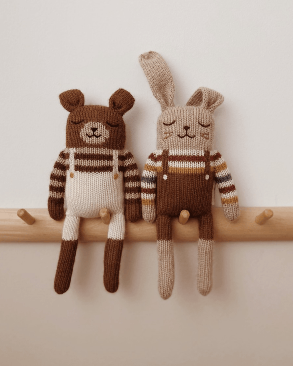Doudou en laine fait main ourson salopette écrue - main sauvage