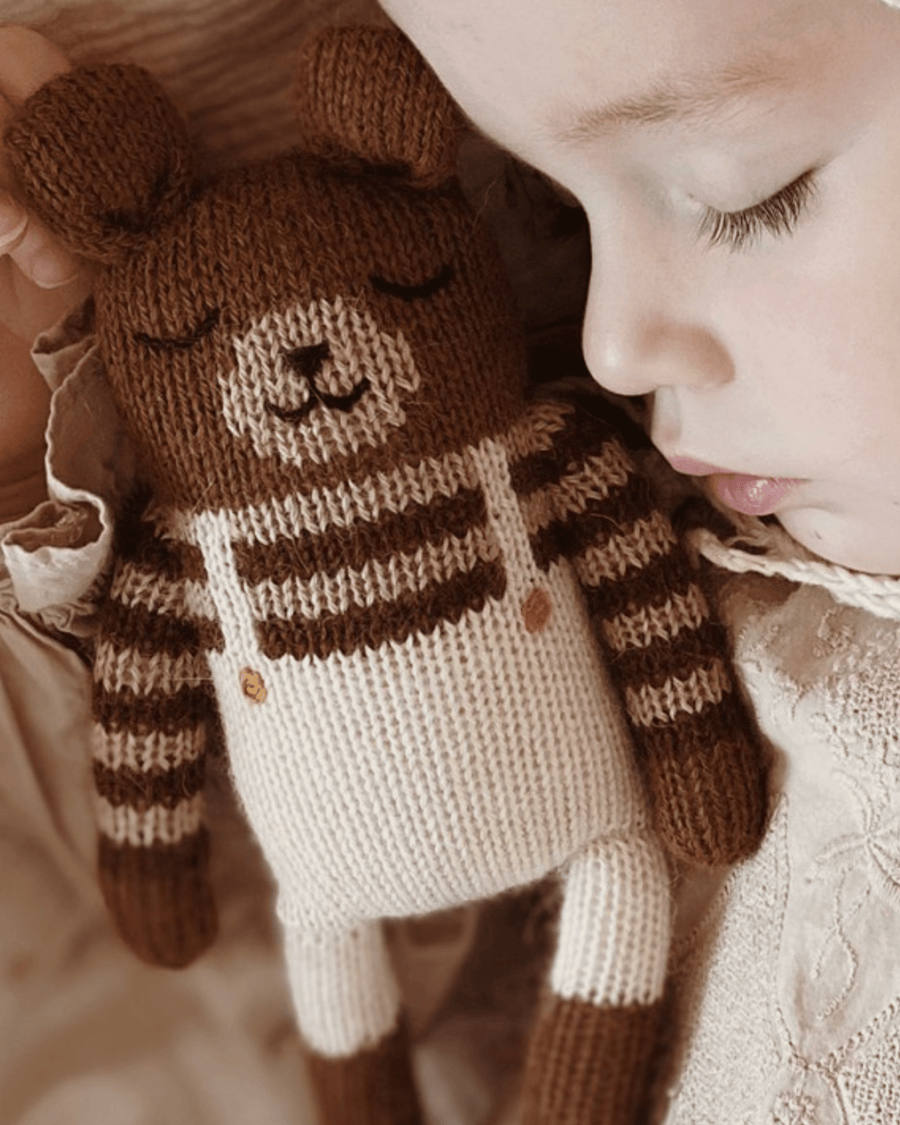 Doudou en laine fait main ourson salopette écrue