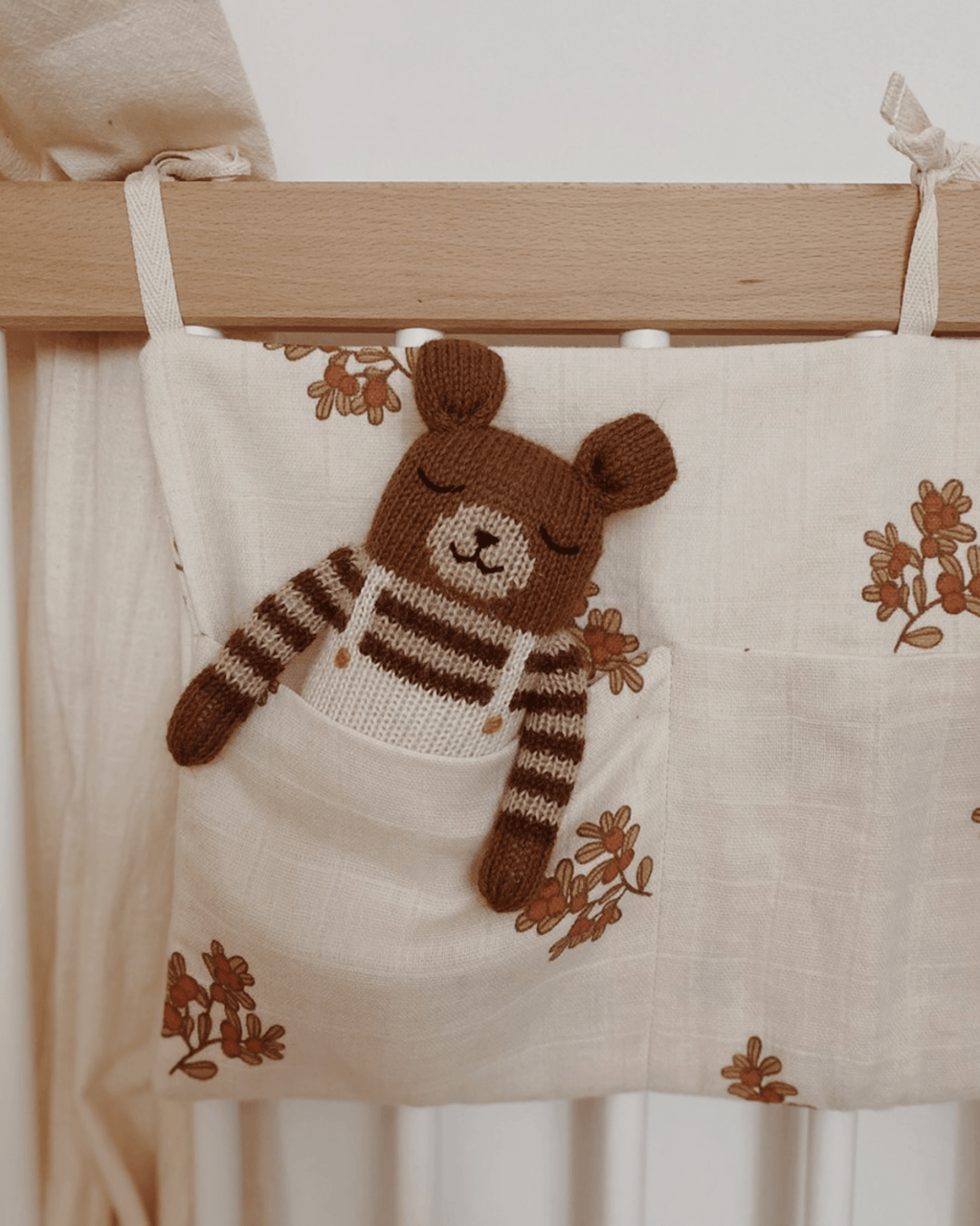 Doudou en laine fait main ourson salopette écrue - main sauvage