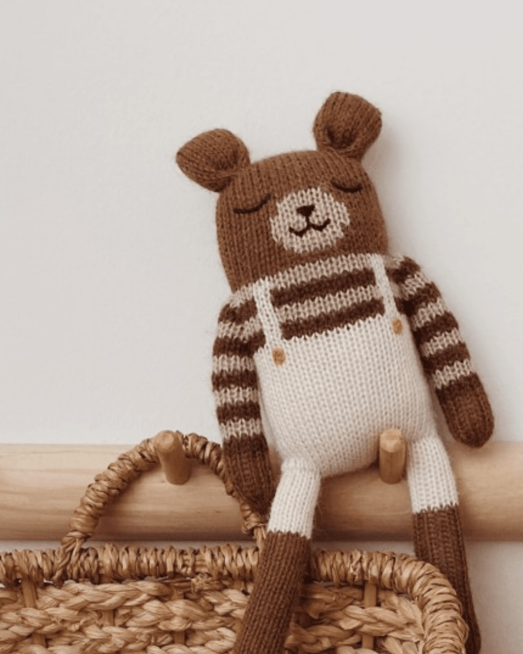 Doudou en laine fait main ourson salopette écrue - main sauvage