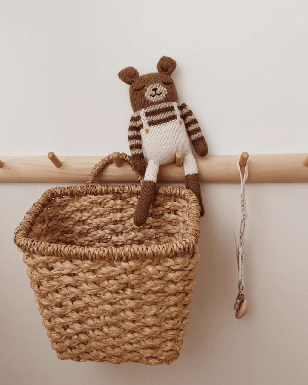 Doudou en laine fait main ourson salopette écrue - main sauvage