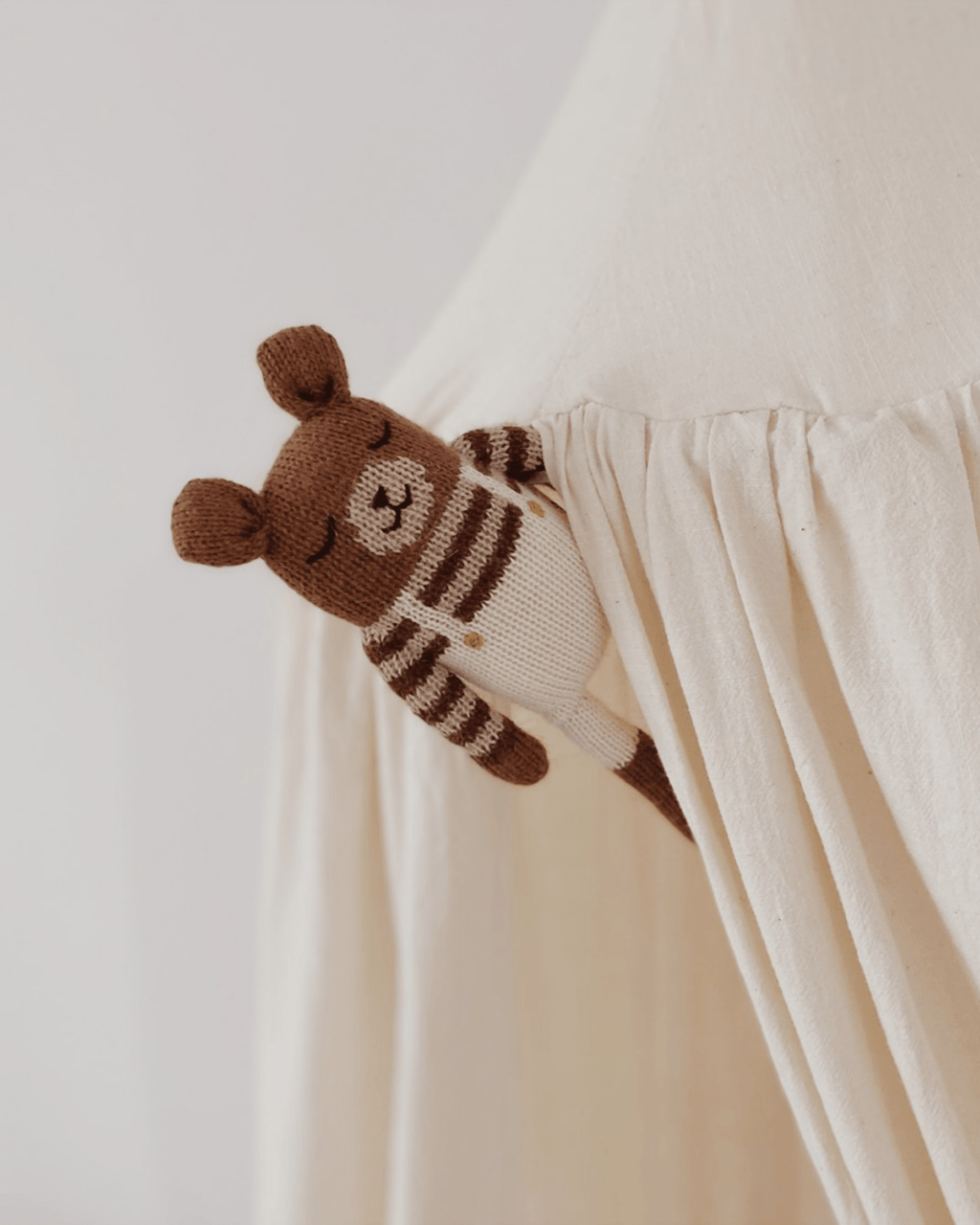 Doudou en laine fait main ourson salopette écrue - main sauvage