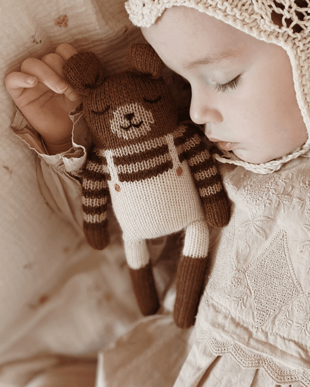Doudou en laine fait main ourson salopette écrue - main sauvage