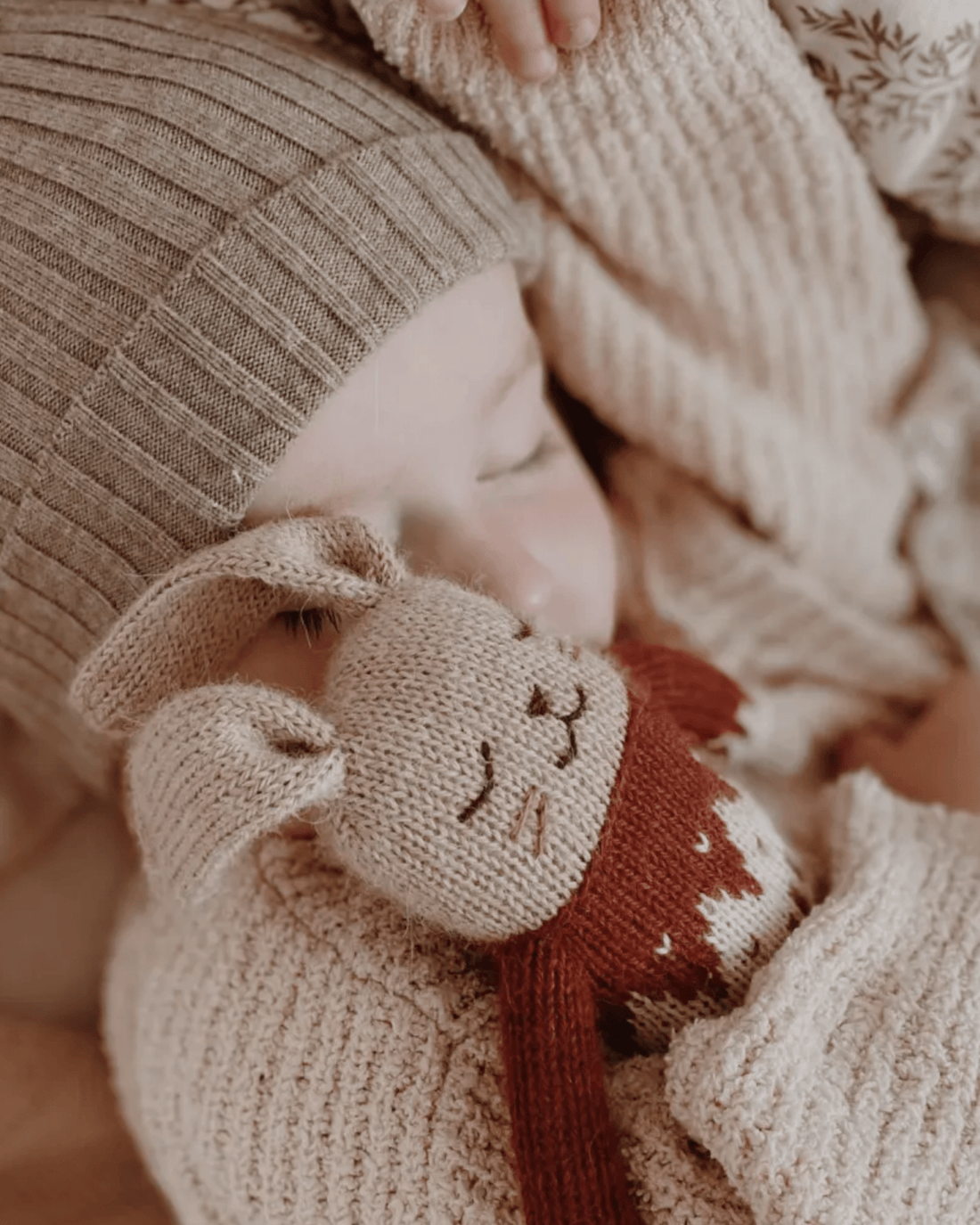 DOUDOU EN LAINE NATURELLE FAIT MAIN LAPIN PULL JACQUARD - Main sauvage - Lili Margaret