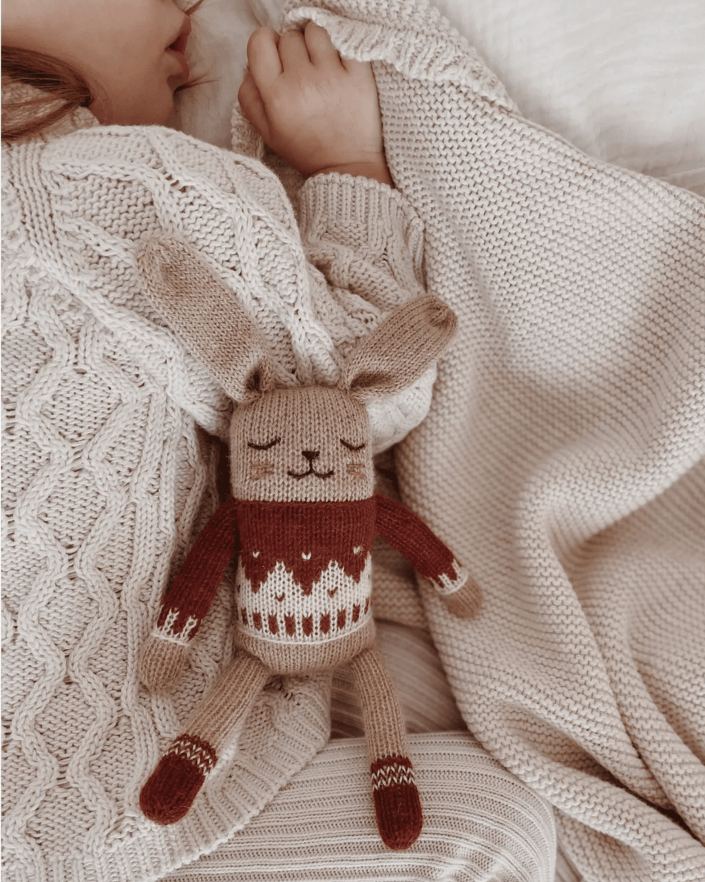 Doudou en laine naturelle fait main lapin pull jacquard - main sauvage