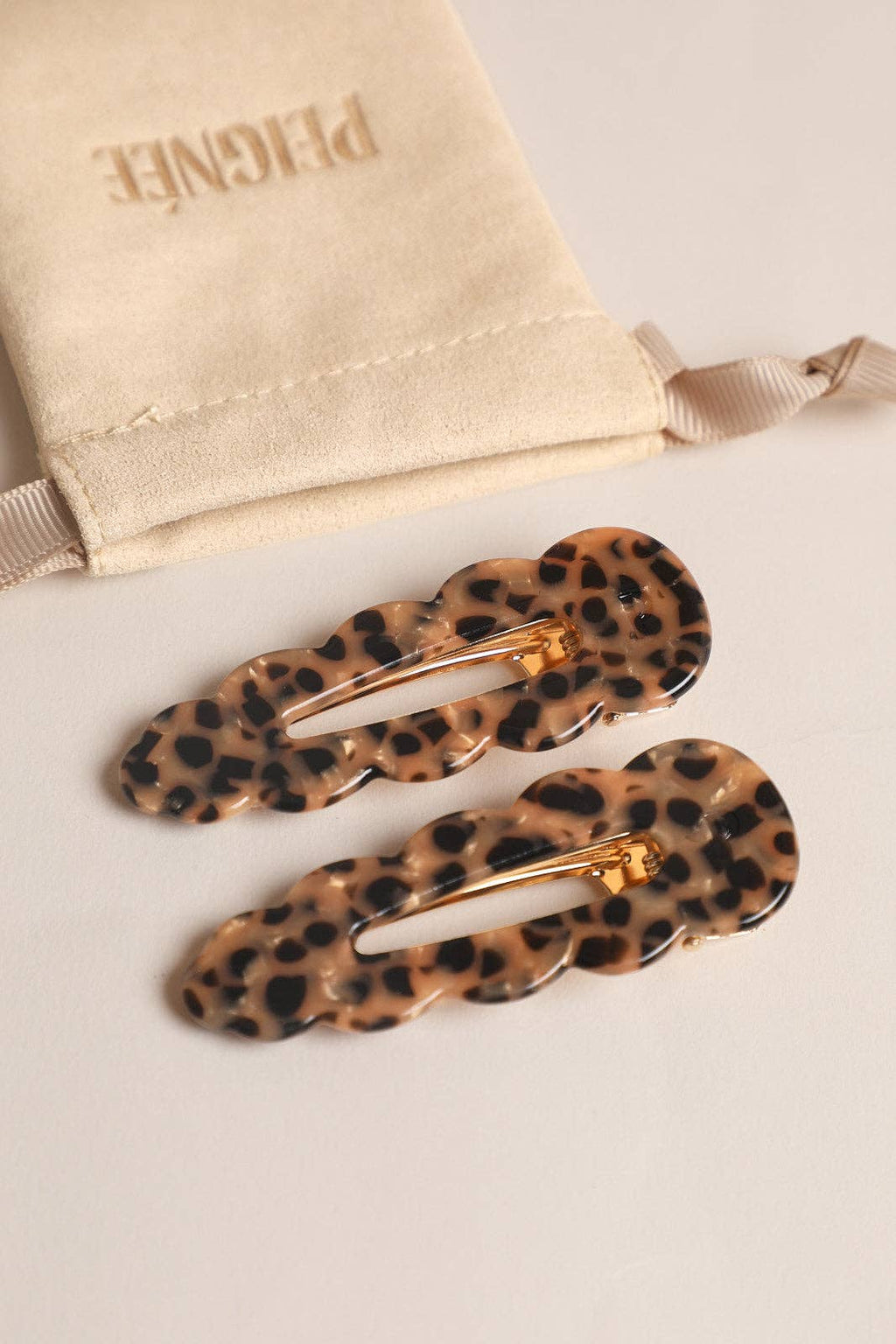 Paire de grandes barrettes Signature léopard – Peignée Paris – vue 2