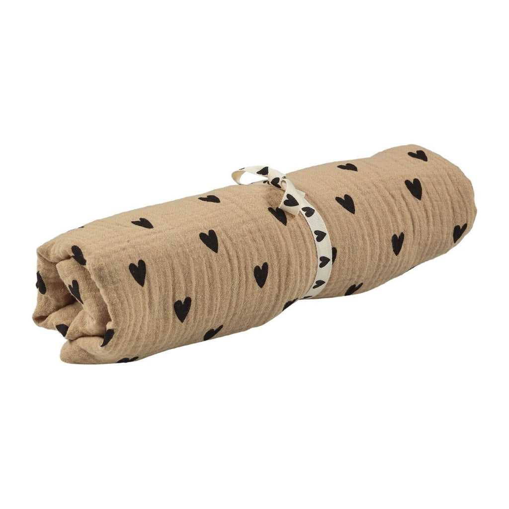 Foulard enfant en gaze de coton avec motifs cœurs – couleur beige | atelier wagram