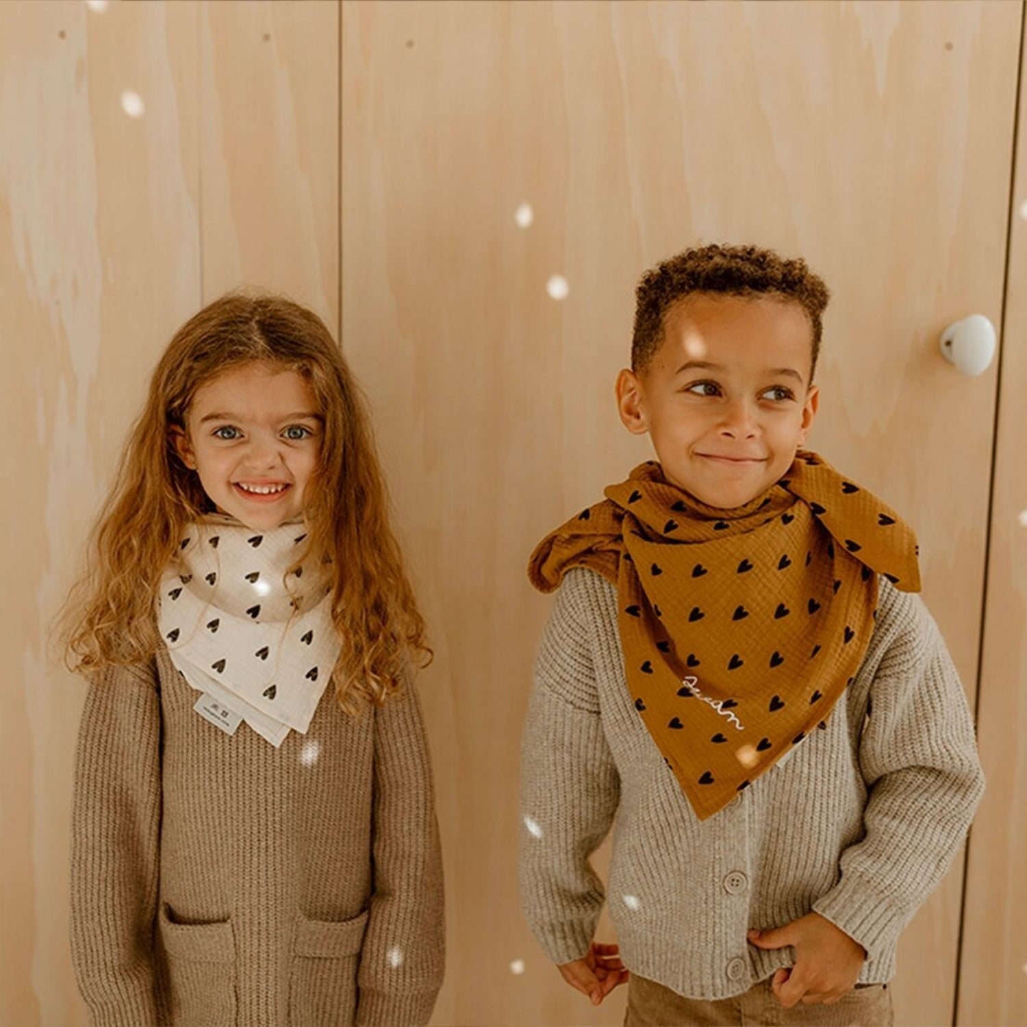 FOULARD ENFANT EN GAZE DE COTON AVEC MOTIFS CŒURS – COULEUR BEIGE | Atelier Wagram - Lili Margaret