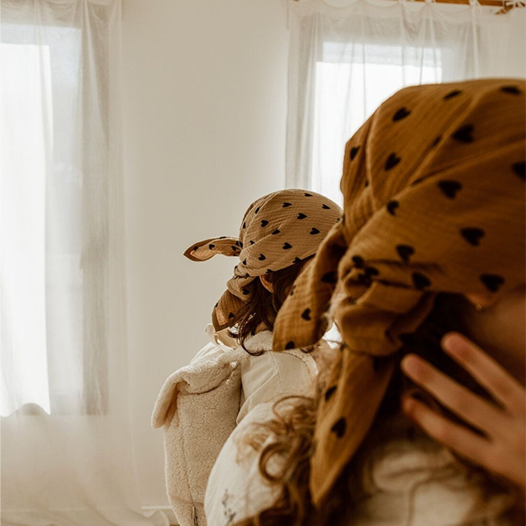 Foulard enfant en gaze de coton avec motifs cœurs – couleur camel | atelier wagram