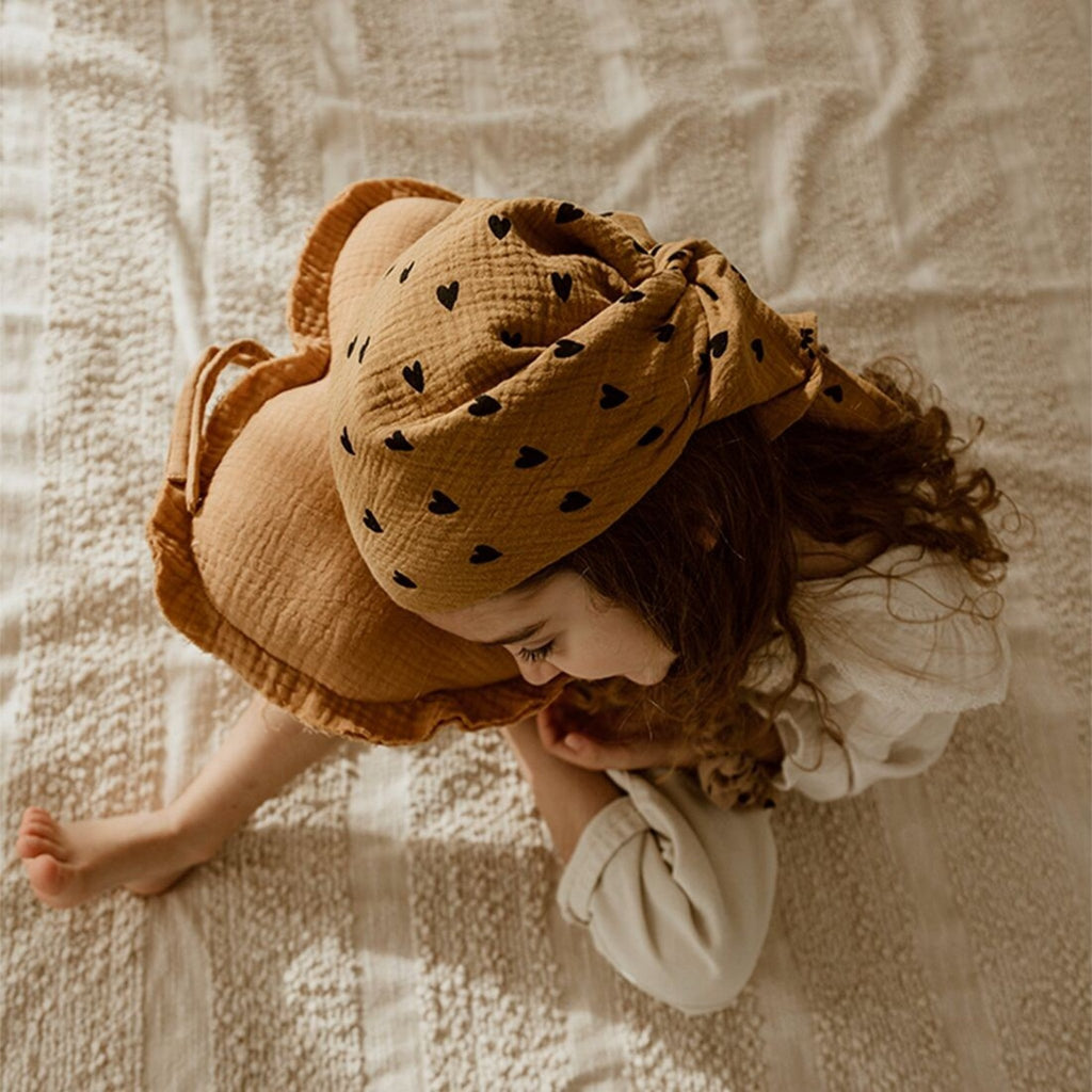 Foulard enfant en gaze de coton avec motifs cœurs – couleur camel | atelier wagram