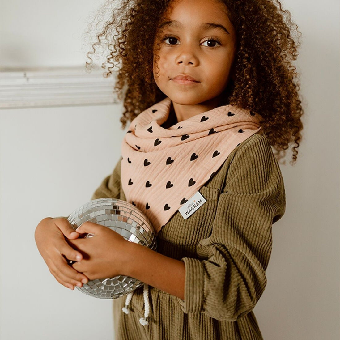 FOULARD ENFANT EN GAZE DE COTON AVEC MOTIFS CŒURS – COULEUR ROSE | Atelier Wagram - Lili Margaret