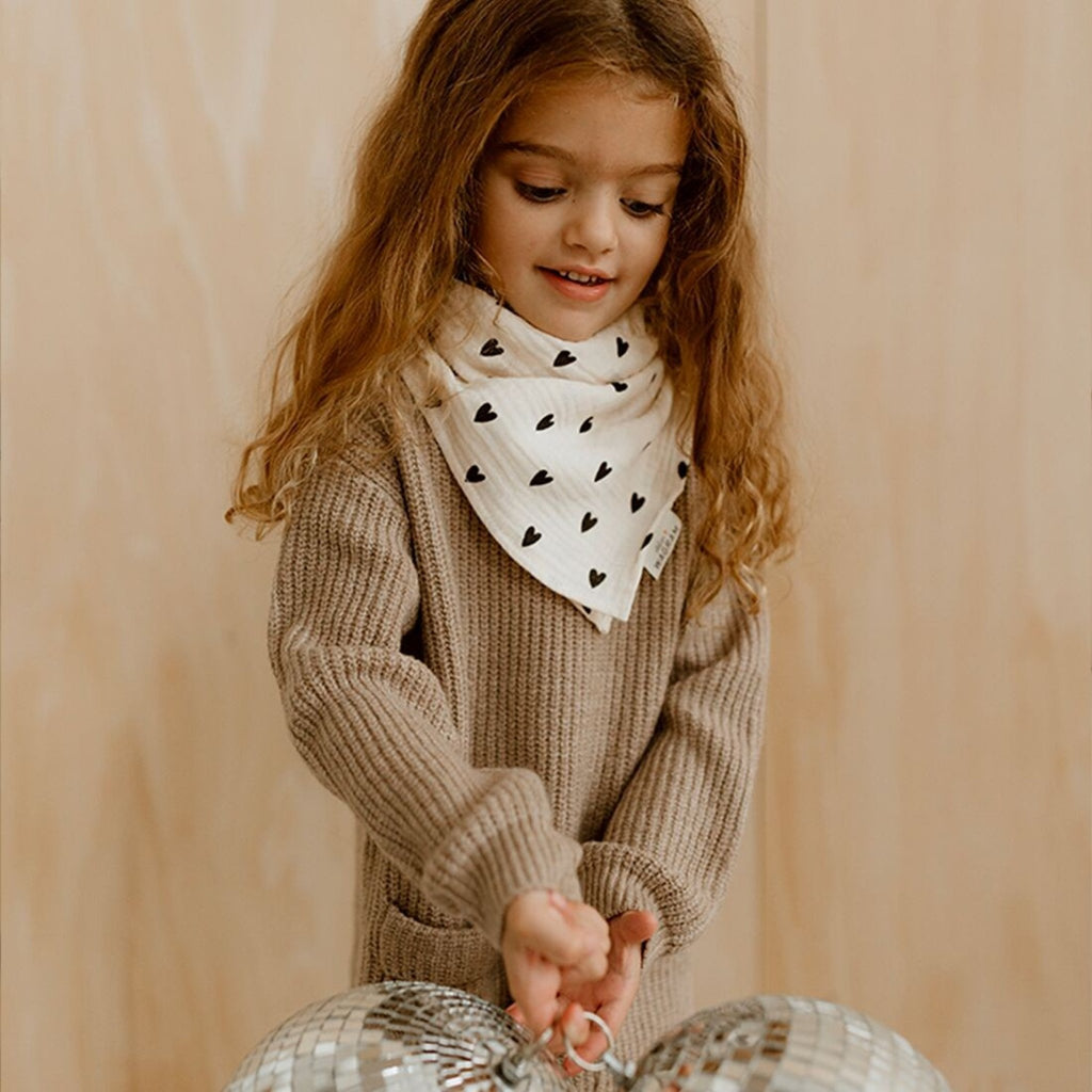 Foulard enfant en gaze de coton avec motifs cœurs – couleur rose | atelier wagram