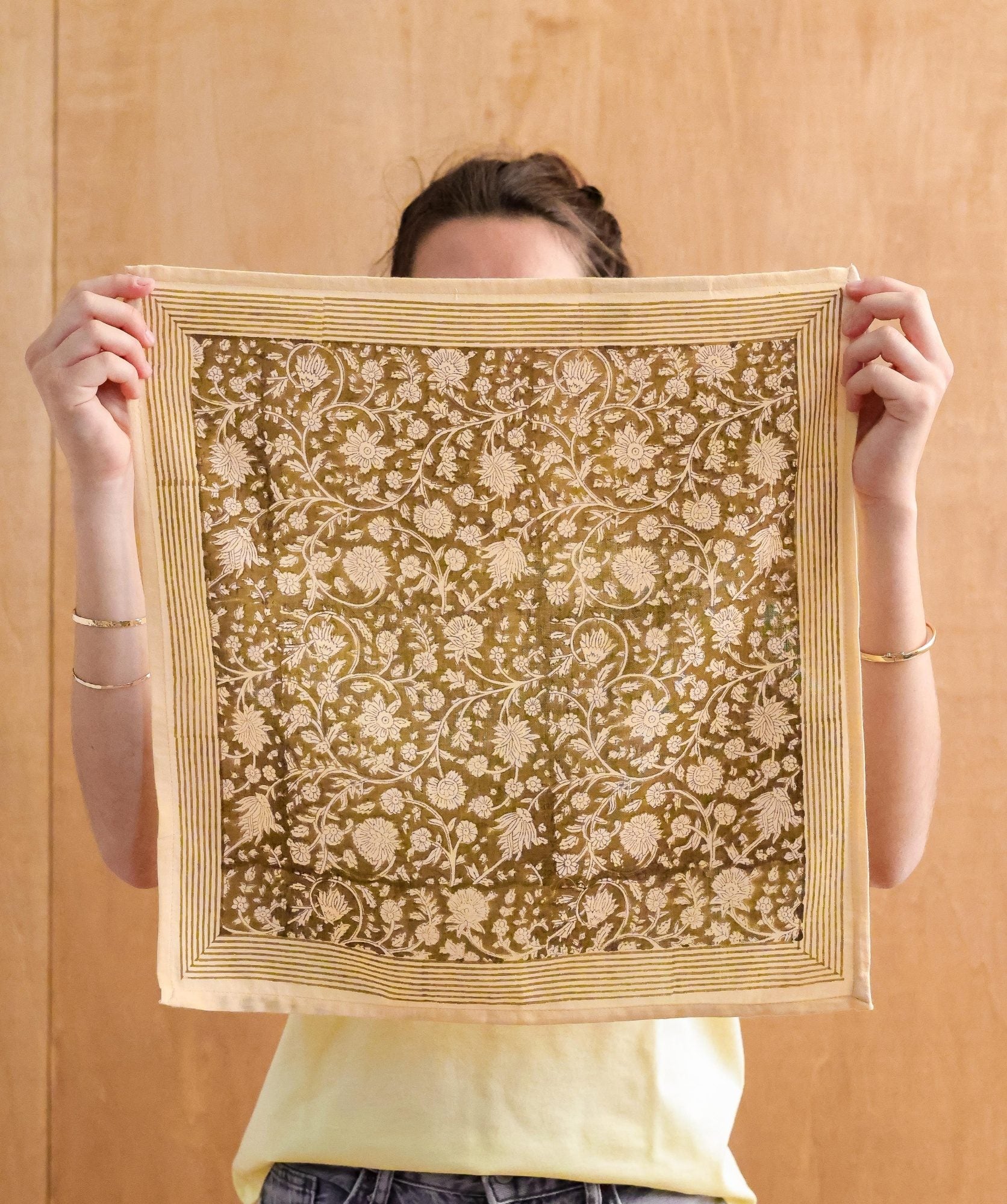 Foulard petit format Anjali Kaki en coton imprimé - vue 1