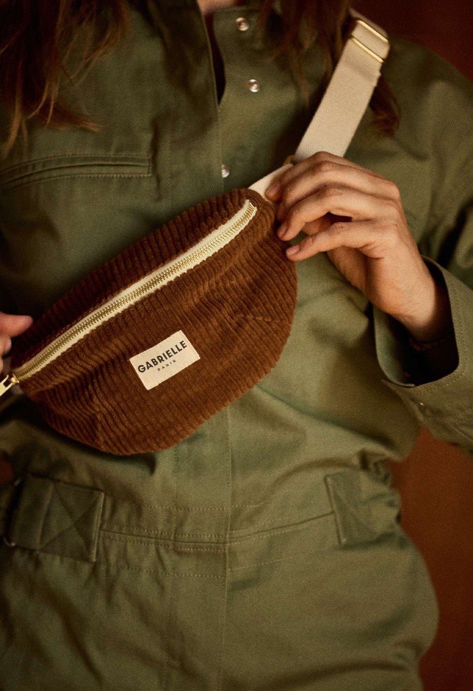 Petit sac banane femme en velours camel - Gabrielle Paris - vue 2