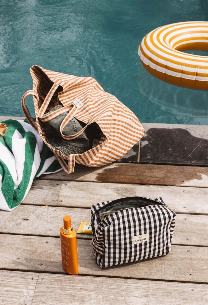 Trousse de toilette vichy Gabrielle Paris au bord d’une piscine