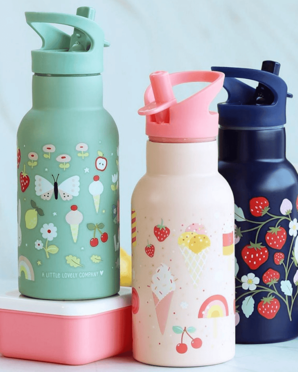 Gourde enfant isotherme arc - en - ciel et fraise magique - a little lovely company