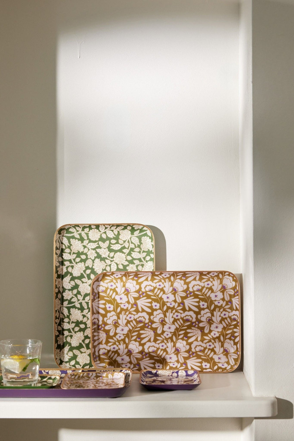 Grand plateau décoratif bohème chic en métal émaillé - modèle jaya vert | bonheur du jour paris