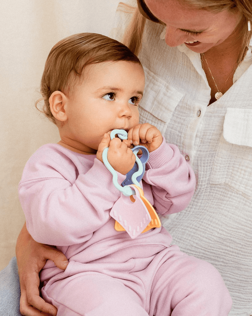 Hochet d'éveil pour bébé - le jouet simple.