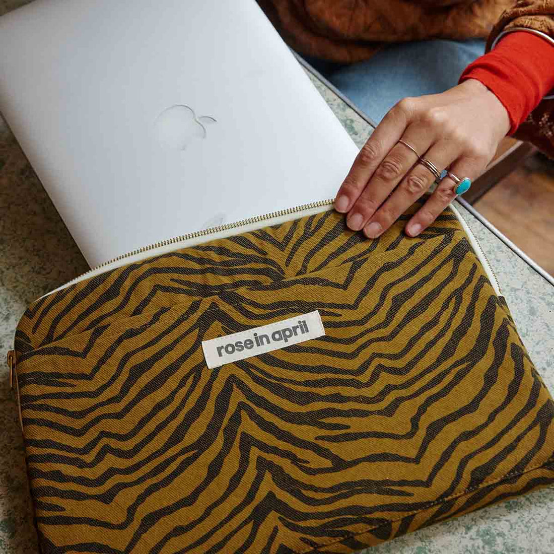 Housse ordinateur 13/14 pouces zèbre tapenade - Rose in April - Lili Margaret