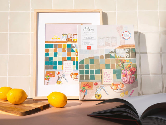 Peinture au numéro encadrée posée sur un plan de travail avec des citrons, loisirs créatifs adulte