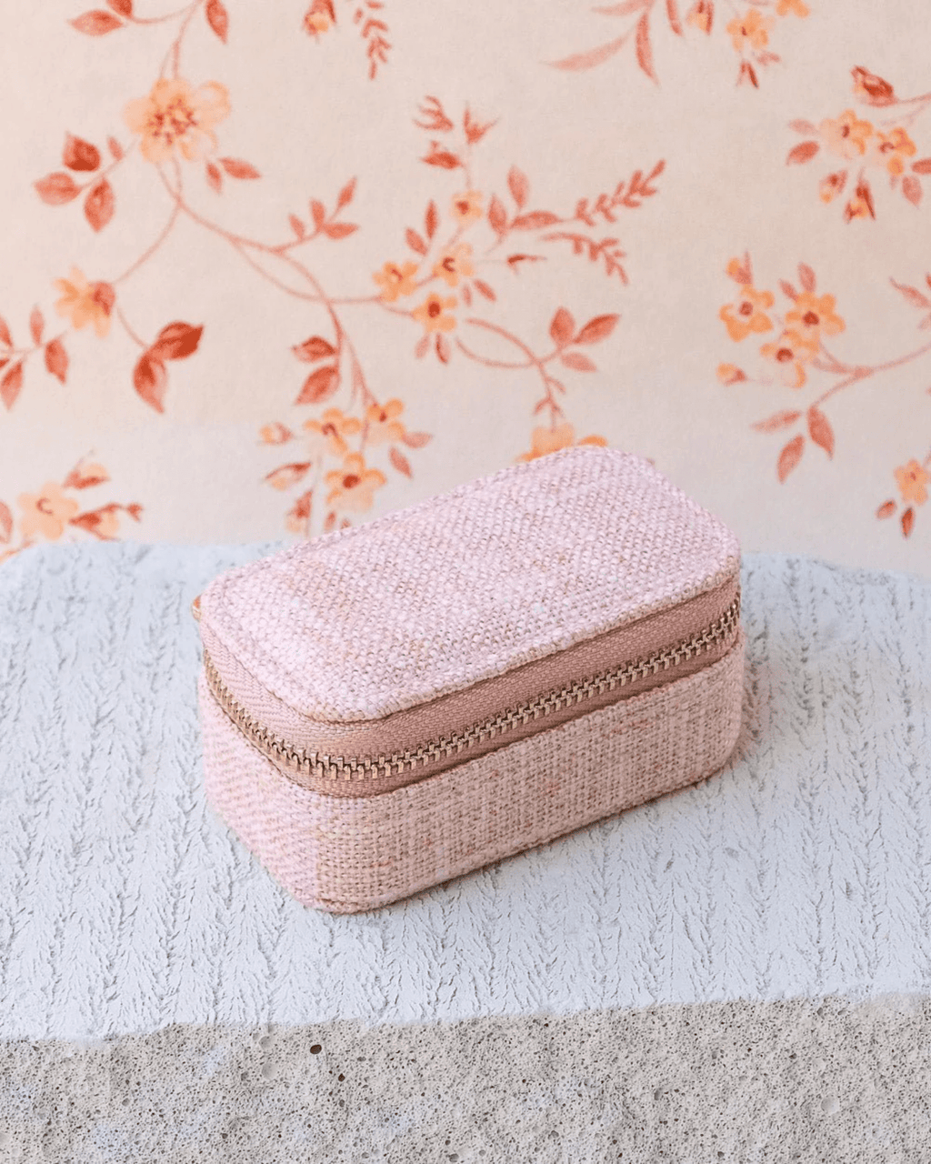 Mini boîte à bijoux de voyage en lin rose – Marie par Maison Scarlett