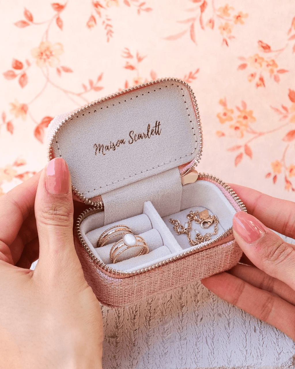 Mini boîte à bijoux de voyage en lin rose – Marie par Maison Scarlett